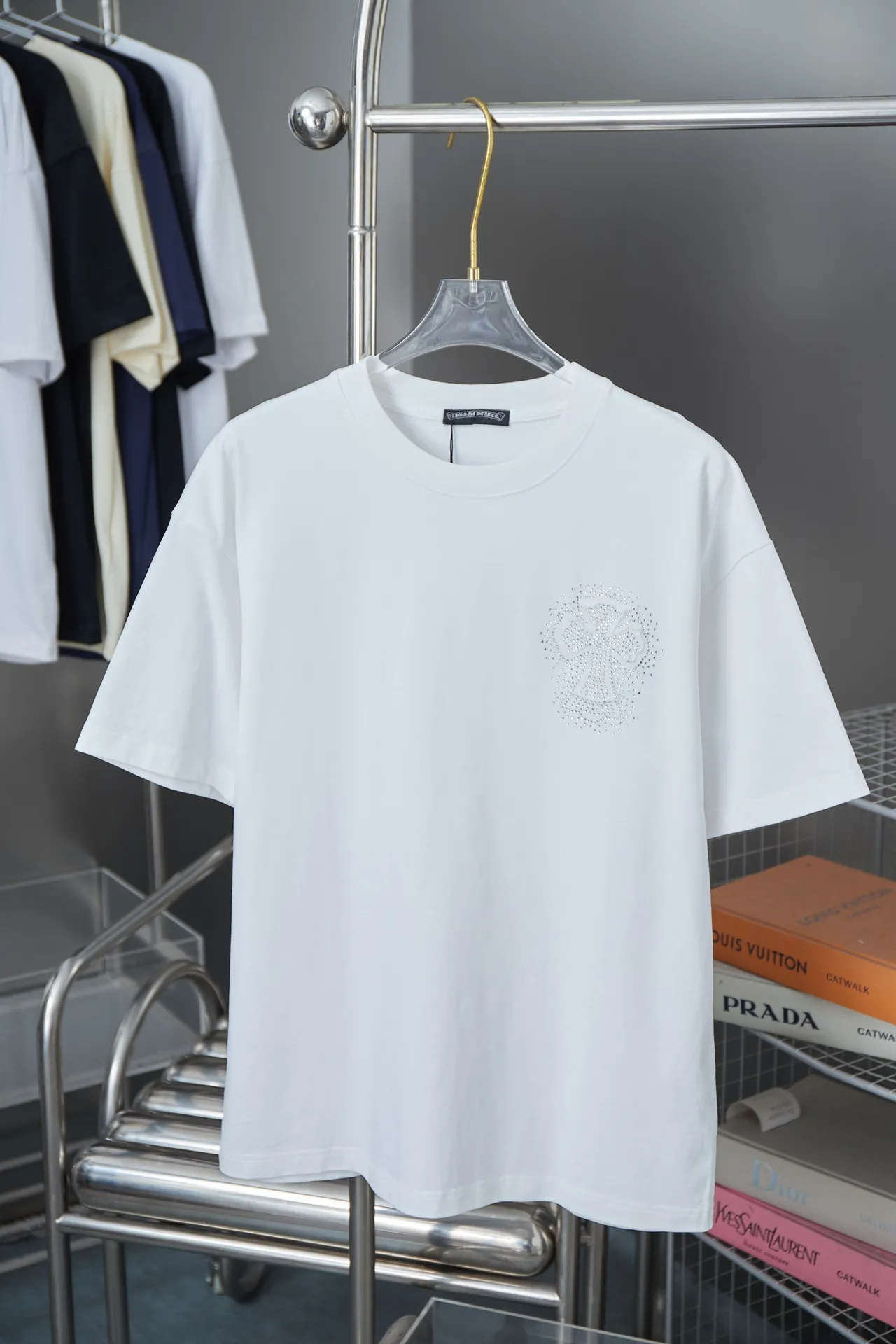 🅿️200 Ch*ome Hearte 25SS early spring new style, Australian diamond embroidered Crow heart cross short sleeves, light luxury, essential item for daily commuting for men and women, correct version, welcome to compare, detailed features · 320g 100% pure cotton double yarn jersey fabric · Custom dyed in the same cylinder, special thickened 32 double-strand 1X1 threads · Imported Tajima machine embroidered letter logo and pattern · High-temperature stamping of Crow heart pattern with matte diamonds imported from Australia · Double-needle stitching across seams · Original main mark, washed tag, branded moisture-proof paper packaging Color: Black/White Size: S/M/L/XL